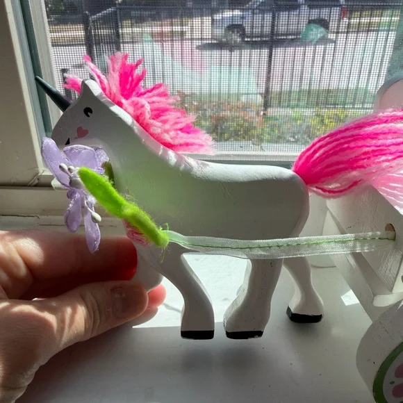 Le toy van Pink and White Toy Horse Carriage - Picture 6 of 7